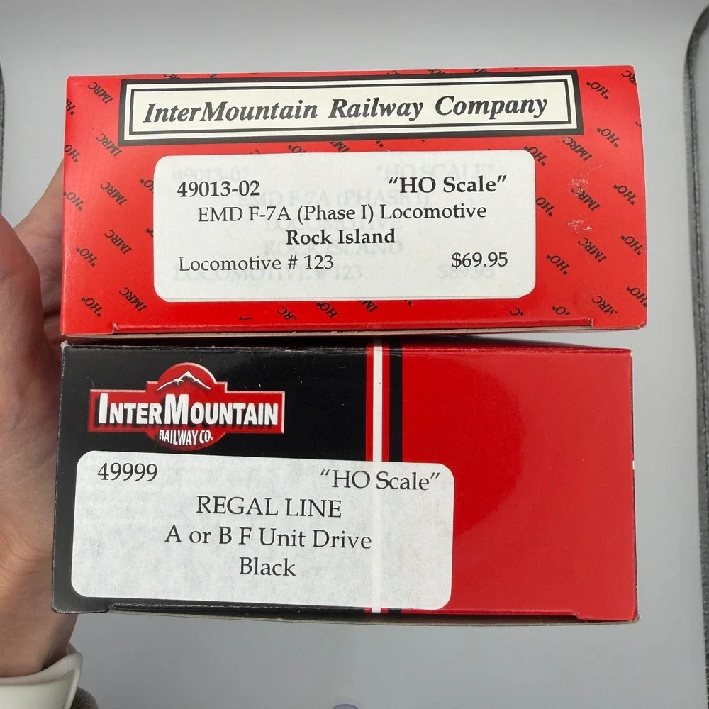 InterMountain Railway HO Scale EMD F-7A Rock Island Locomotive 123 Orange Black